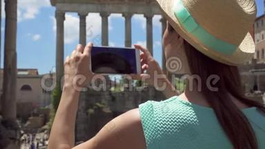 女士靠近<strong>论坛</strong>罗曼努姆在手机上拍照。 女游客拍照罗马<strong>论坛</strong>